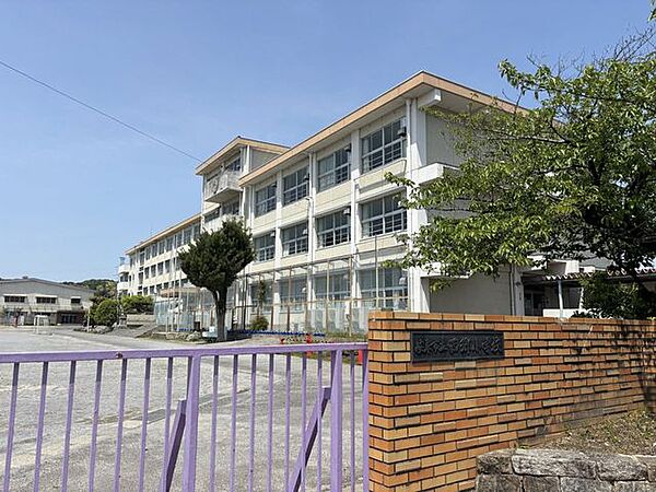 西郷小学校教育目標「やさしく かしこく たくましく のびゆく西郷っ子」「仲間を思いやる子」、「自ら学び考える子」「最後までやりぬく子」という願いが込められています。 2260m