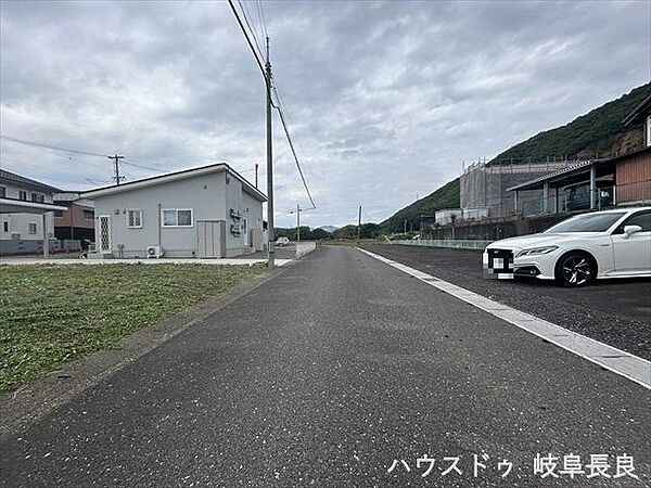 【北側前面道路西向き】普通車が1台通れる幅となります。大型車の通行が少ないので、振動や騒音が抑えられます。