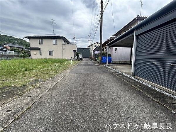 【北側前面道路東向き】車がすれ違うには厳しい道幅ですが、車はスピードを抑えて走行するので、お子様にも安全な道幅となっています。