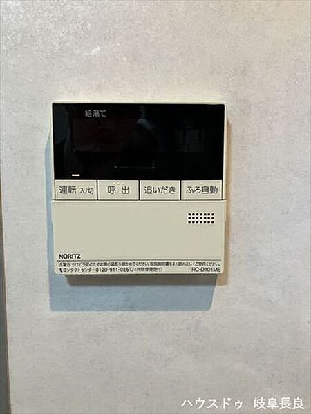 ≪給湯パネル≫給湯パネルを備えた住まいは、お湯の温度や追い焚き機能を手軽に操作できる快適な仕様です。