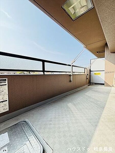 ≪南側≫奥行きがあるバルコニーでお洗濯もらくらく。こんな青空の日は洗濯物も気持ちよく乾きますね。