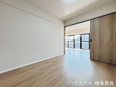 ≪5.5帖南側≫リビング横の洋室は、家族の気配を感じながら過ごせる安心の空間。ライフスタイルに合わせて幅広く活用できます。