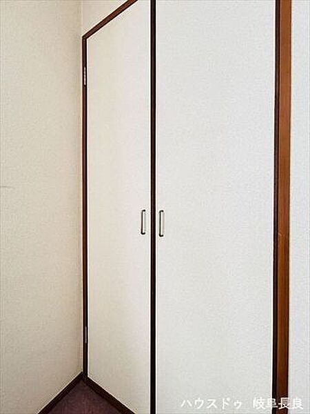 ≪2F南東洋室≫扉を閉めれば中は見えないすっきりとしたクローゼットです。お部屋をすっきりと保ちます。