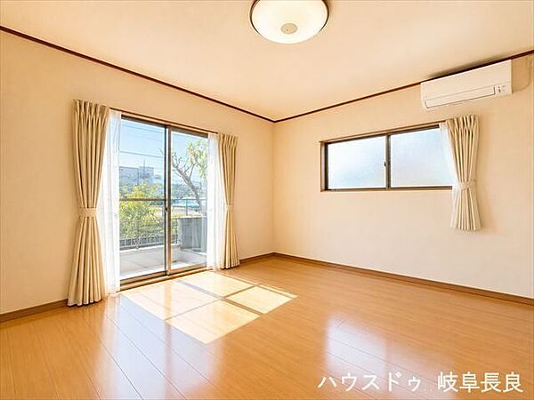 ≪1F南東≫※居住中につき室内をCGにてもの消しをしたものです。南向きの窓から自然光が差し込む洋室。明るく爽やかな空間で、毎日気持ちよく過ごせる一室です。