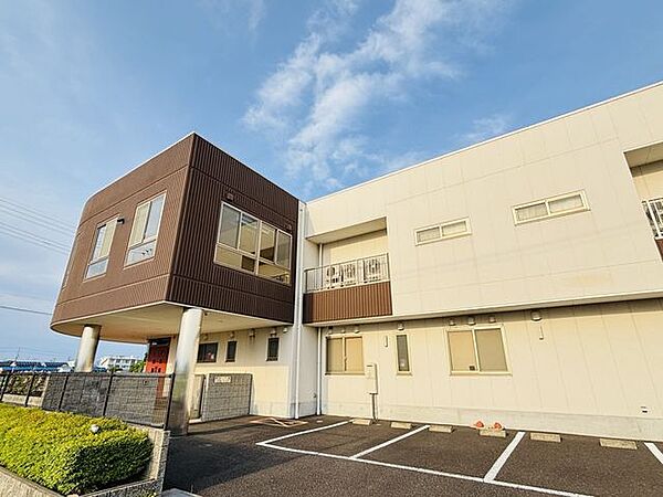 ひきえこども園園目標「彩色採光」一人ひとりが自分の色を輝かせると共に、友だちと色を重ね、織りなされる彩りの美しさ、面白さに心躍らせる「しなやかな心」を育みます。 880m