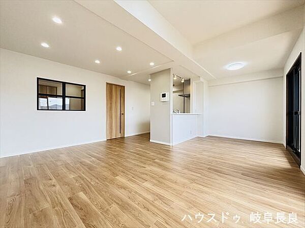 明るい陽射しが室内いっぱいに広がる南向きリビング。開放感のある快適な住空間で、毎日の暮らしをより豊かに彩ります。