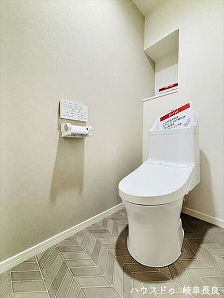 シンプルで飽きのこないデザインのトイレ。どなたでも使いやすく、快適な住まいづくりに配慮されています。
