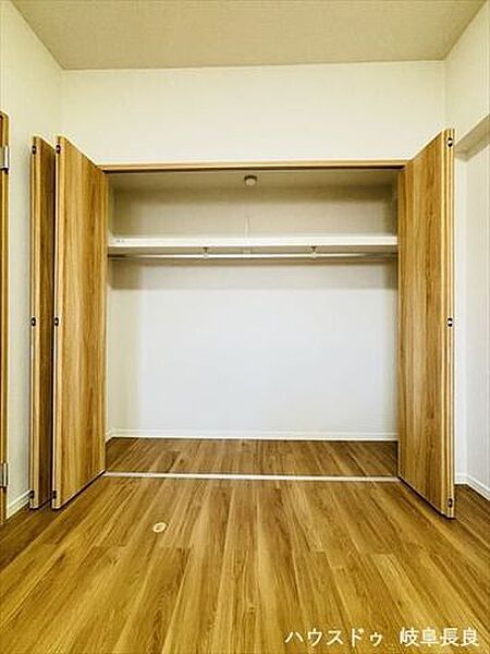 ≪6帖洋室≫ゆとりのあるクローゼットです。生活感を見せずに、お部屋をすっきりと保ちます。