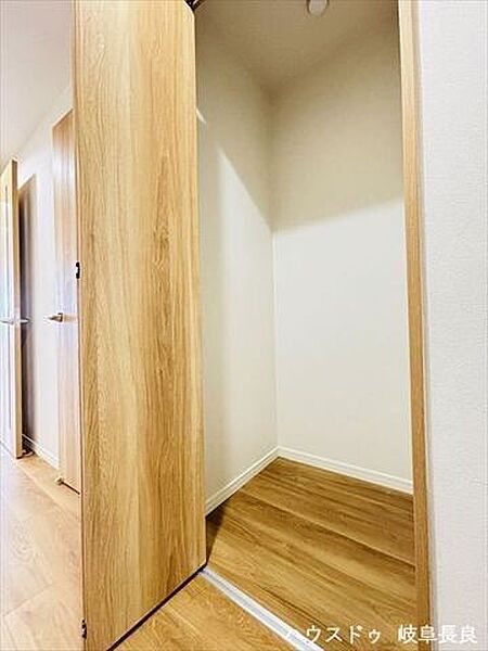 ≪廊下≫あると嬉しい廊下収納は掃除用品を入れたり、各部屋に収まりきらないものを収納したりと重宝します