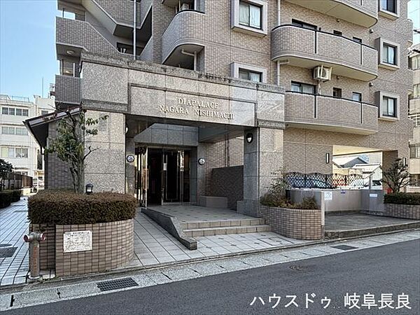 エントランスが自動ドアだと、車いすや、ベビーカーを押しながらでもスムーズに出入りが出来ます。