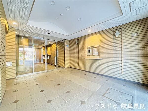 オートロックなので、住民以外の人々が無断で敷地内に入ることができないためプライバシーが守られます。