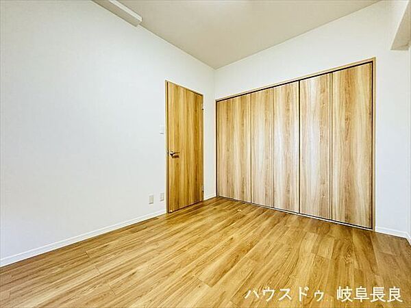 ≪6帖≫一番広い居室ですので、主寝室に最適な洋室です。窓があるので換気や通風も良好です。