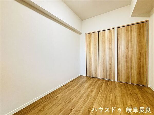 ≪5帖≫木目の落ち着きを感じられます。客間として、お子様のお昼寝スペースとしてお使いいただけます♪