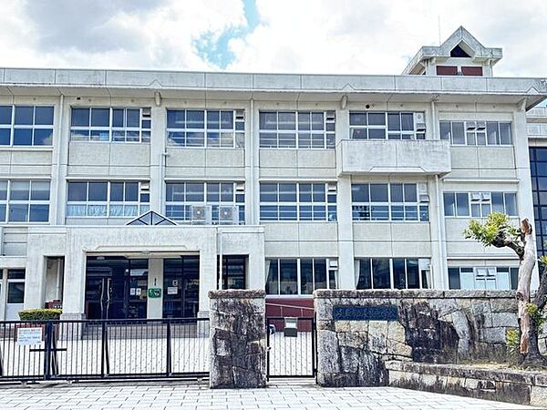 長良中学校昭和22年に岐阜市立第七中学校として創立。教育目標：「（本質を）みぬき　（可能性に）挑み　（生活を）拓く」「生活をきり拓く力」を育むことを大切にしている。 500m