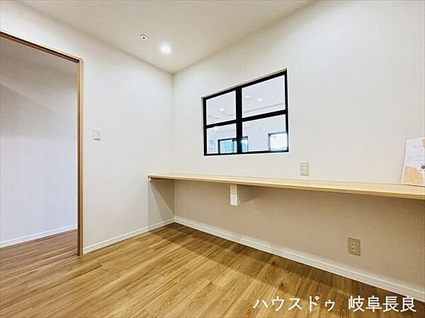 ≪ランドリールーム≫室内洗濯物干しが設置済み。花粉や黄砂が気になる季節にも活躍する室内物干し。