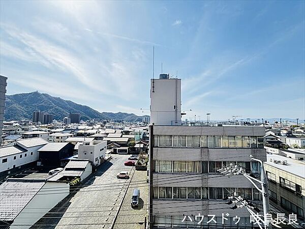 見晴らしの良い眺望が魅力。開放感のある景色を楽しみながら、ゆったりとした時間を過ごせる住まいです。