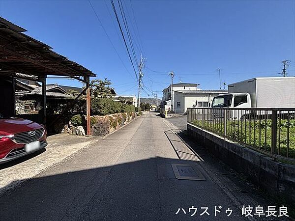 ≪北側東向き≫車がすれ違うには厳しい道幅ですが、車は速度を控えるのでお子様にも安全です。