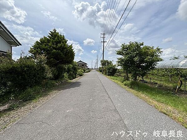 ≪西側南向き≫幅員約4mの前面道路です。普通車が1台通れる幅となります。交通量も少ないので、お子様も安心ですね。
