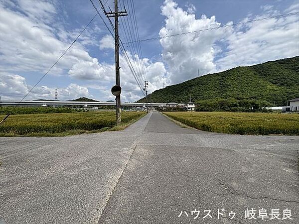 ≪西側北向き≫車がすれ違うには厳しい道幅ですが、車は速度を控えるのでお子様にも安全です。