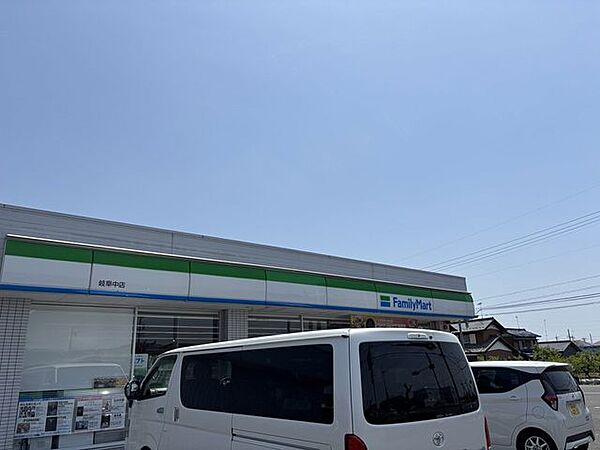 ファミリーマート　岐阜中店スローガンは「Fun＆Fresh」。驚きやワクワク感を与えるべく、商品改革に取り組んでいる。（電子マネー利用可　ＡＴＭあり　ネット通販あり）Vポイントサービスあり。 710m