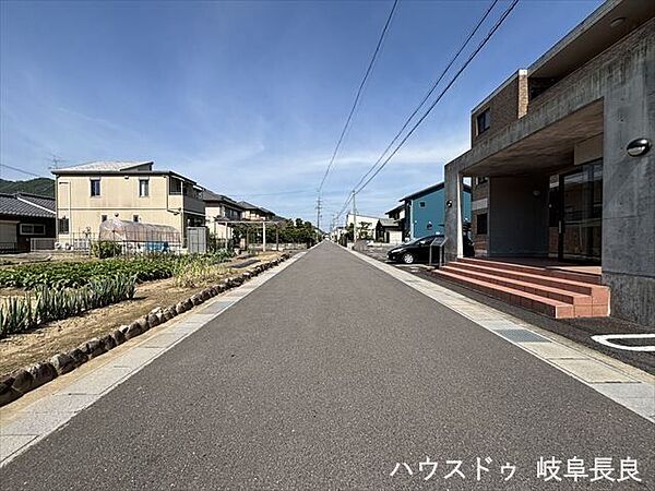 ≪南側東向き≫幅員約6mの前面道路です。車がすれ違うのに十分な道幅です。車が2台と通行人も通れる幅となっています。