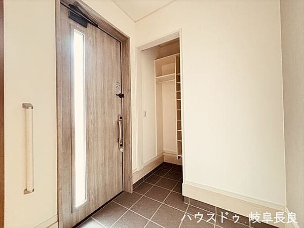 玄関：シューズインクローゼットは散らかりがちな玄関を整理整頓でき、いつでも快適な出入りができます