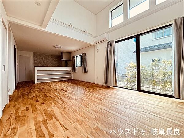 リビング：リビングイン階段でご家族とのつながりを感じられる空間になっています。