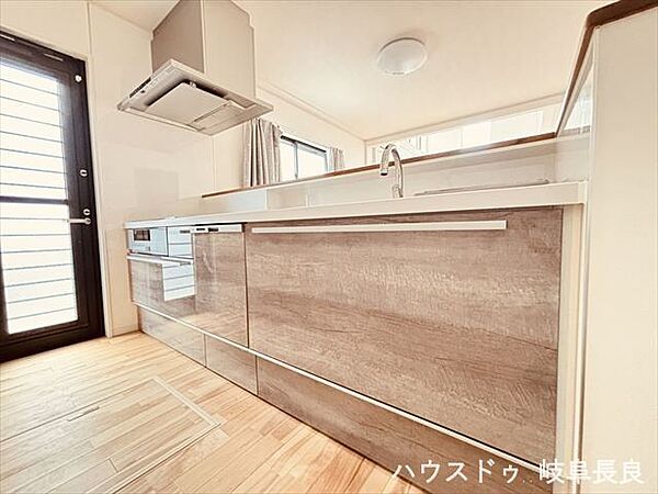 キッチン：勝手口が付いていますので、ゴミ出しもサッと外に持っていくことが出来ます。