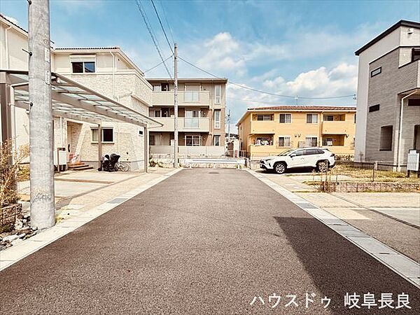 西側前面道路北向き：道路幅が広く、向かいの住宅とも距離があるため日当たりも確保しやすいです