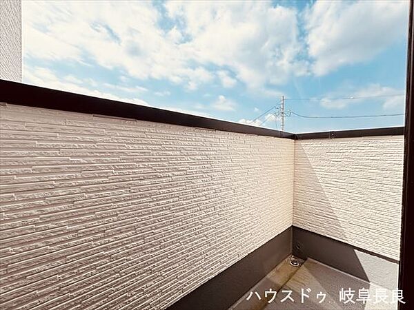 3階5.7帖洋室のバルコニー：南向きで日当たり良好です。3階からの眺望が楽しめます。