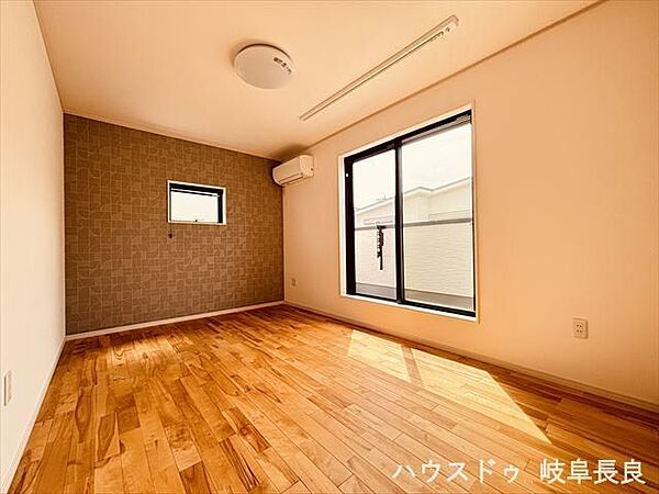 2階7.5帖洋室：南向きの洋室です。大きな窓からたっぷりの日差しが入り、明るいお部屋になっています。