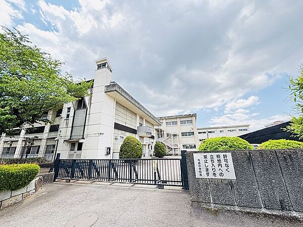 長森中学校岐阜市東部にあり、1947年に開校。北に洞山から金華山に続く山々を望み、南に前一色山、東に野一色公園と緑あふれる環境の中にあって『新しい時代の気』を育んでいる。 1030m