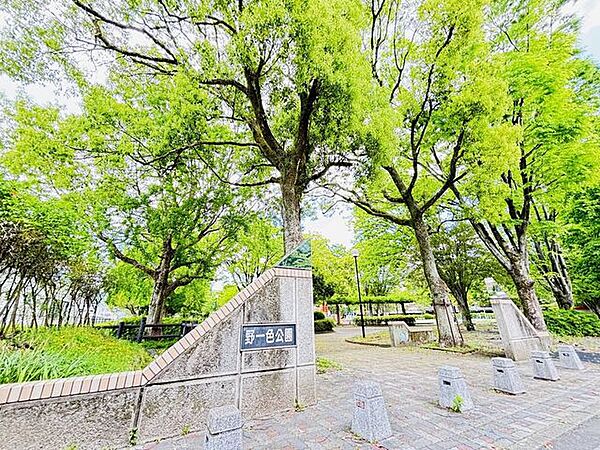 野一色公園長森北保育所・長森中学校・富田高等学校の間に位置する大きな公園です。園内には徒渉池があり、夏に幼児・児童の水遊びができます。駐車場もあり、子どもから大人まで幅広い年代に利用されて 760m