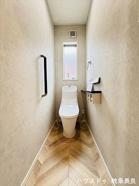 ≪1F≫落ち着いた色合いのデザイン壁が、トイレに上品な雰囲気を演出。快適で心地よい空間に仕上がっています。