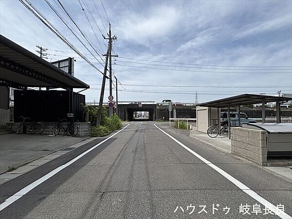 ≪西側南向き≫幅員約6mの前面道路です。車がすれ違うのに十分な道幅です。車が2台と通行人も通れる幅となっています。