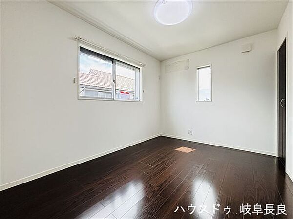 ≪6帖≫6帖の洋室は、寝室や子ども部屋、書斎など、ライフスタイルに合わせて幅広く活用できる使い勝手の良い空間です。