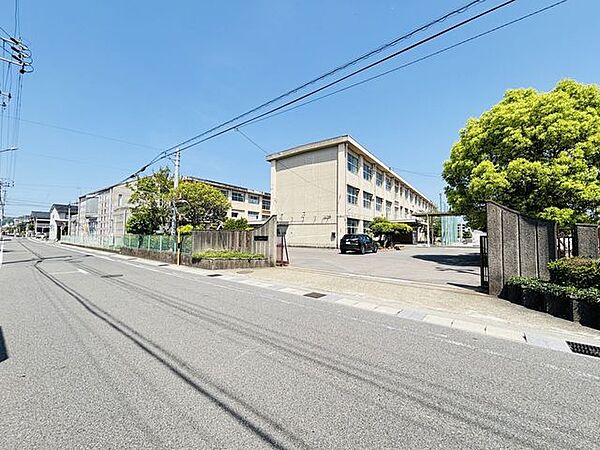 加納中学校城下町である地域と近年マンションや大型店の進出が多くみられる地域です。教育目標：自ら学び、自ら治め、自ら愛することのできる生徒を育成する 1080m