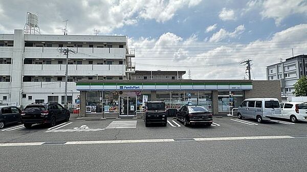 ファミリーマート　茜部菱野一丁目店【スローガンは「Fun＆Fresh」。驚きやワクワク感を与えるべく、商品改革に取り組んでいる。（電子マネー利用可　ＡＴＭあり　ネット通販あり）Vポイントサービスあ…