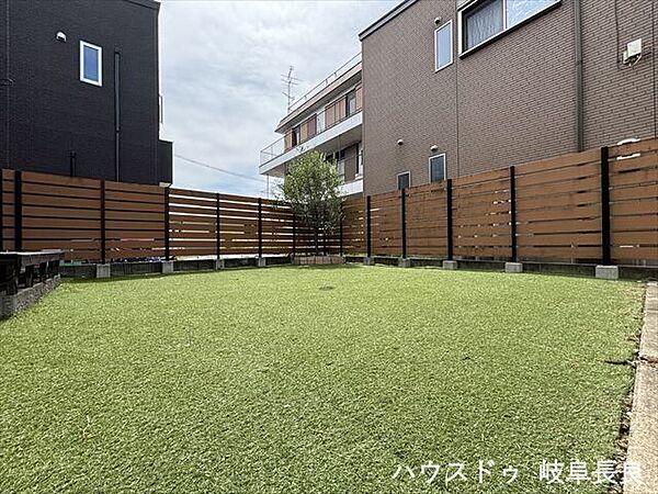 お子さまの遊び場やドッグランとしても活用しやすい人工芝のお庭。毎日の暮らしを豊かに彩ります。