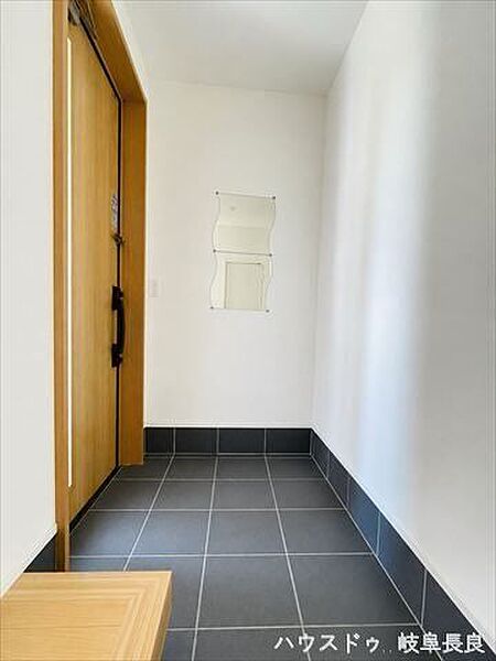 ※居住中につき室内をCGにてもの消しをしたものです。ゆとりある玄関スペースは、毎日の出入りもスムーズ。使い勝手とデザイン性を兼ね備えた住まいです。
