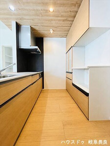 ※居住中につき室内をCGにてもの消しをしたものです。木目の折り下げ天井が印象的な対面キッチン。収納力のあるカップボード付きで、毎日の家事が快適にこなせます。