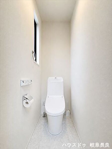≪1F≫※居住中につき室内をCGにてもの消しをしたものです。窓付きで自然光が差し込む、明るく清潔感のあるトイレ。換気もしやすく、毎日気持ちよくお使いいただけます。