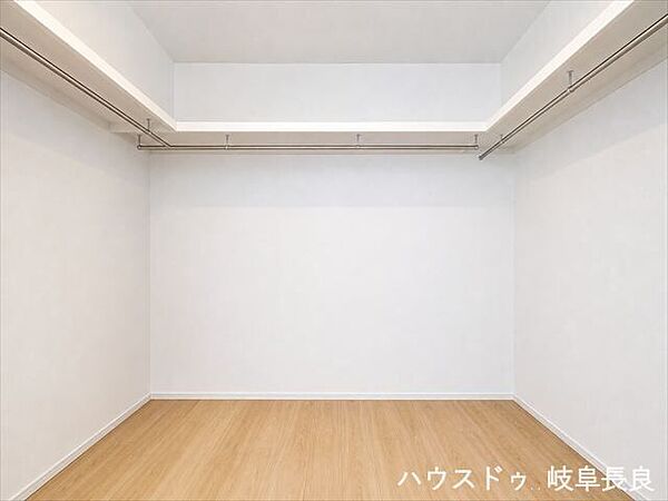 ≪7.5帖洋室≫※居住中につき室内をCGにてもの消しをしたものです。大容量のウォークインクローゼット付き。収納家具を減らせるため、お部屋をより広々とお使いいただけます。