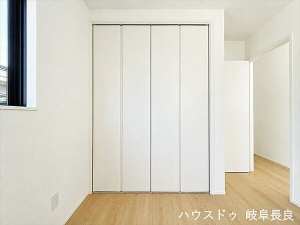 ≪6帖西側洋室≫※居住中につき室内をCGにてもの消しをしたものです。大容量のクローゼットを備えた機能的な洋室。衣類はもちろん、生活用品もしっかり収納できる便利な設計です。