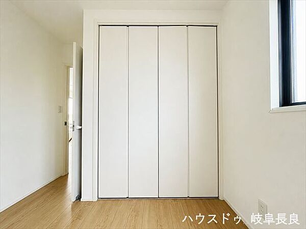 ≪6帖東側洋室≫※居住中につき室内をCGにてもの消しをしたものです。収納力のあるクローゼットを備え、衣類や季節用品もすっきり整理整頓。お部屋を広々とお使いいただけます。