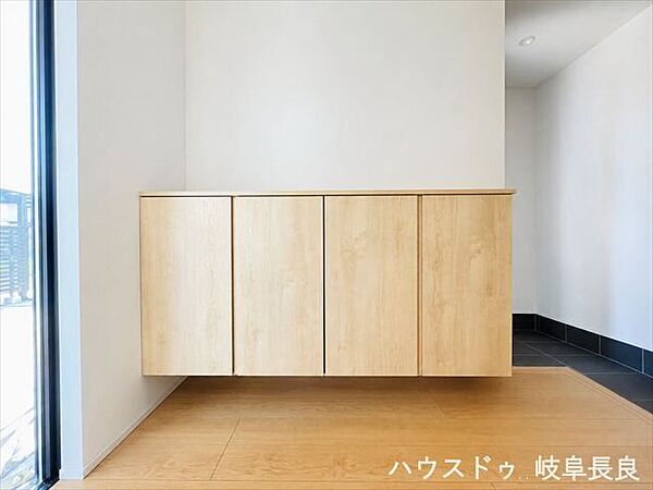 ≪玄関≫※居住中につき室内をCGにてもの消しをしたものです。飾る楽しさと使いやすさを兼ね備えた小物置きスペース付き玄関収納。おしゃれな空間を演出できます。