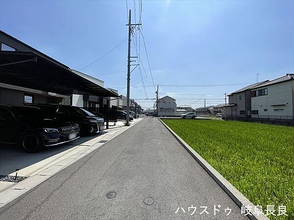 ≪南側東向き≫前面道路は約4m。落ち着いた住宅街に位置し、穏やかな住環境の中でゆったりとした暮らしをお楽しみいただけます。