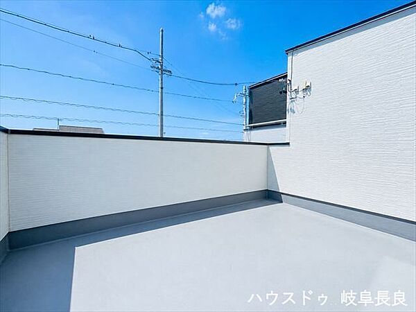 ※居住中につき室内をCGにてもの消しをしたものです。ゆとりある広さを確保したバルコニー。晴れた日にはたっぷりの陽射しを感じながら、快適にお過ごしいただけます。
