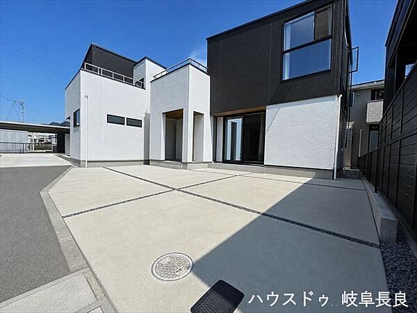 ※居住中につき室内をCGにてもの消しをしたものです。駐車場を備えた住まいは、お車を安心して保管できるだけでなく、暮らしの利便性も高めてくれます。