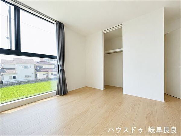 ≪7.5帖≫※居住中につき室内をCGにてもの消しをしたものです。広さにゆとりのある7.5帖の洋室は、主寝室としてはもちろん、ライフスタイルに合わせて自由に活用できます。
